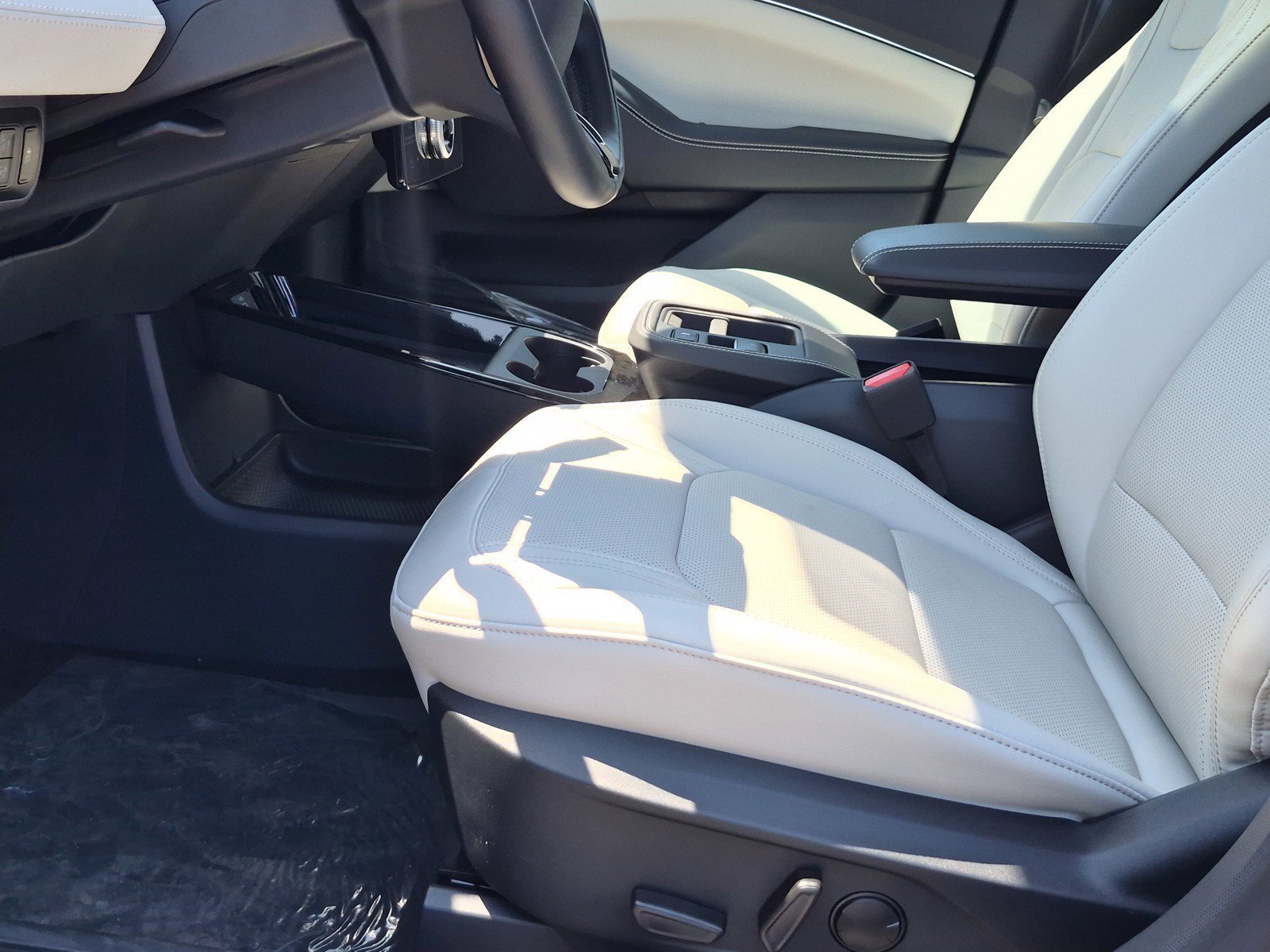 New 2026 Star White Metallic Tri-coat Ford Premium image 18