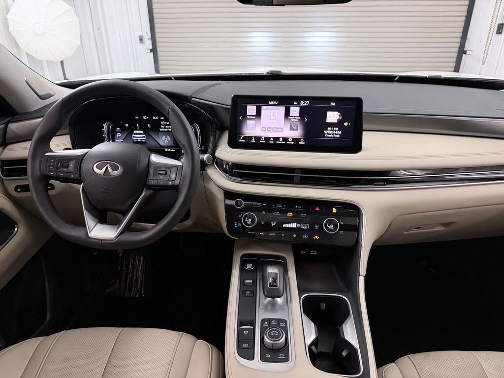 Used 2023 White INFINITI LUXE image 22
