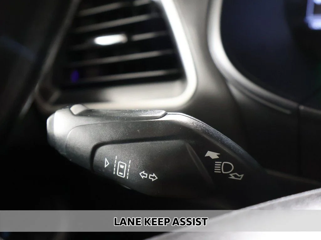 Used 2022 Silver Ford SE image 3