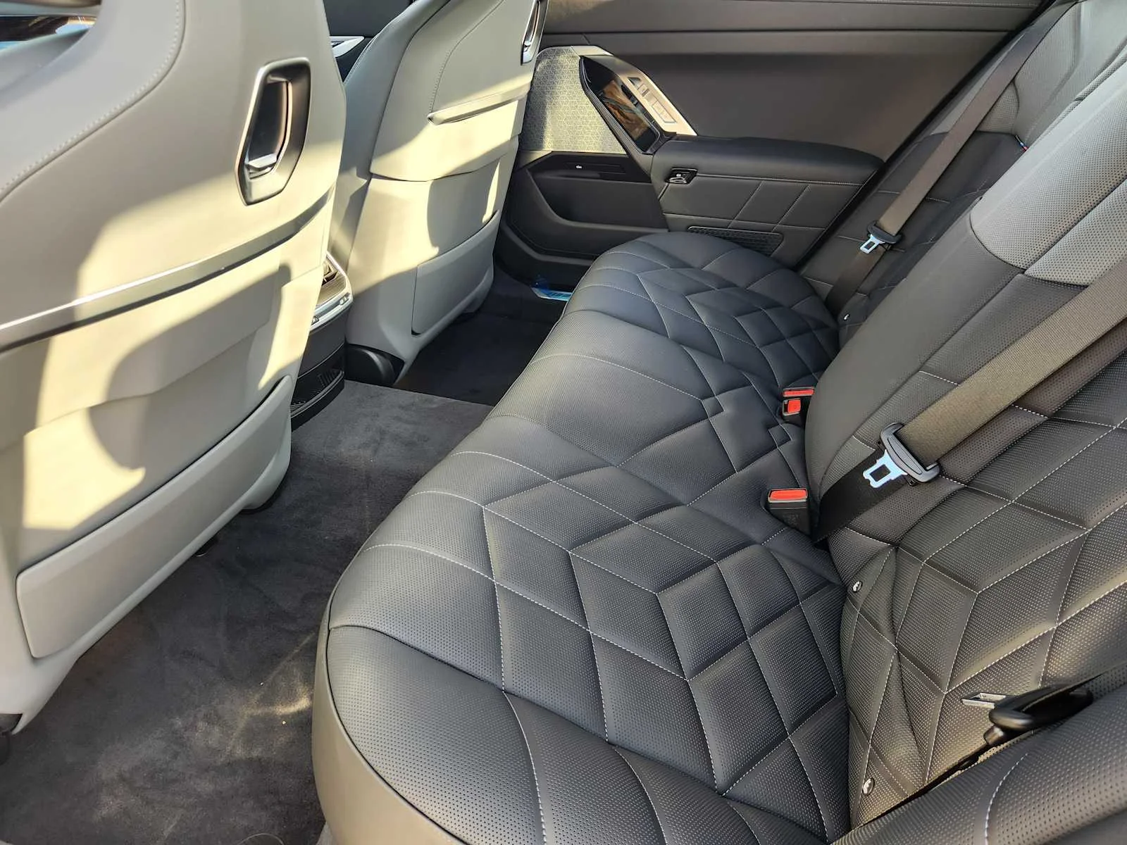 New 2026 Brooklyn Grey Metallic BMW 750e xDrive image 7