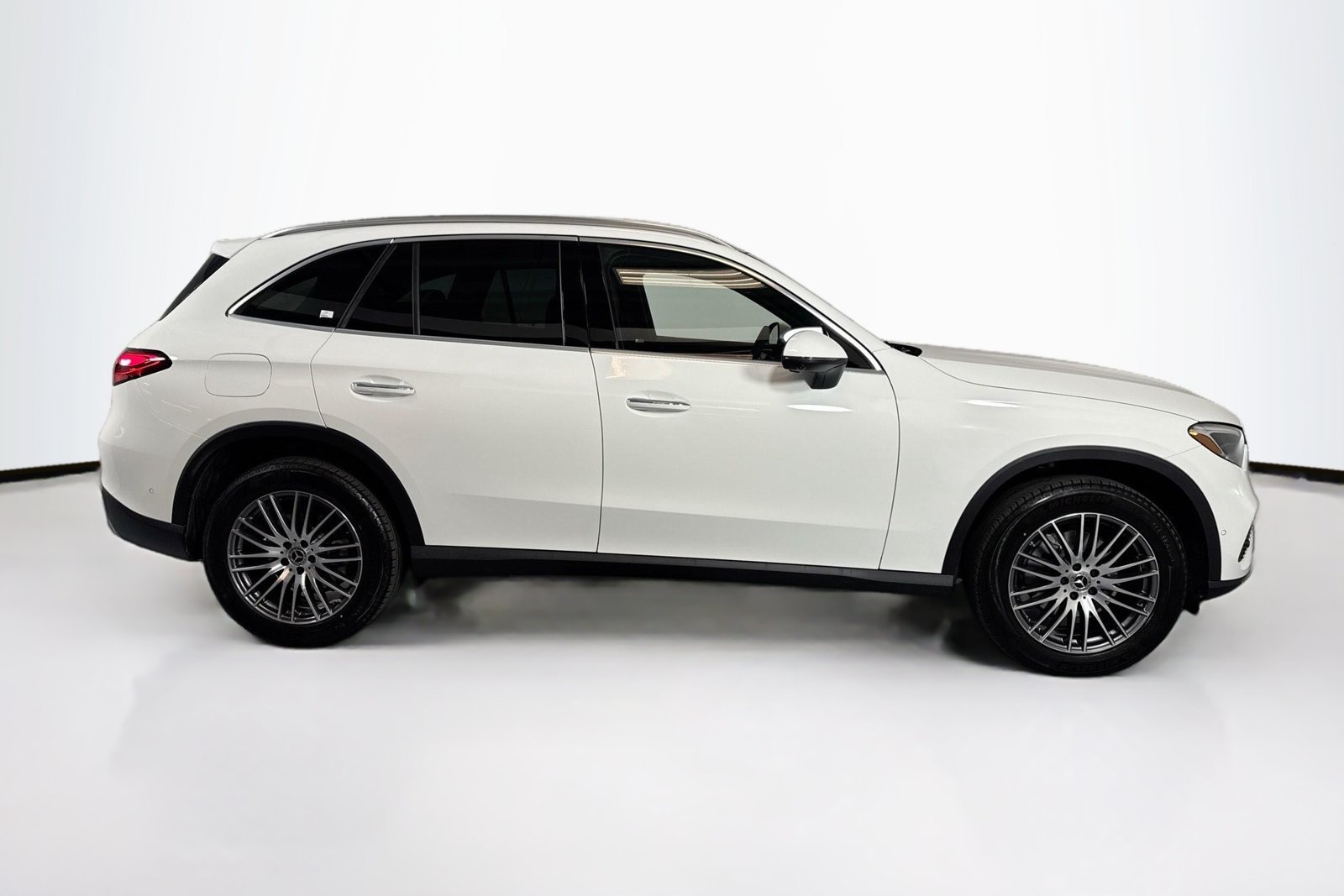 New 2026 Polar White Mercedes-Benz GLC 300 image 4
