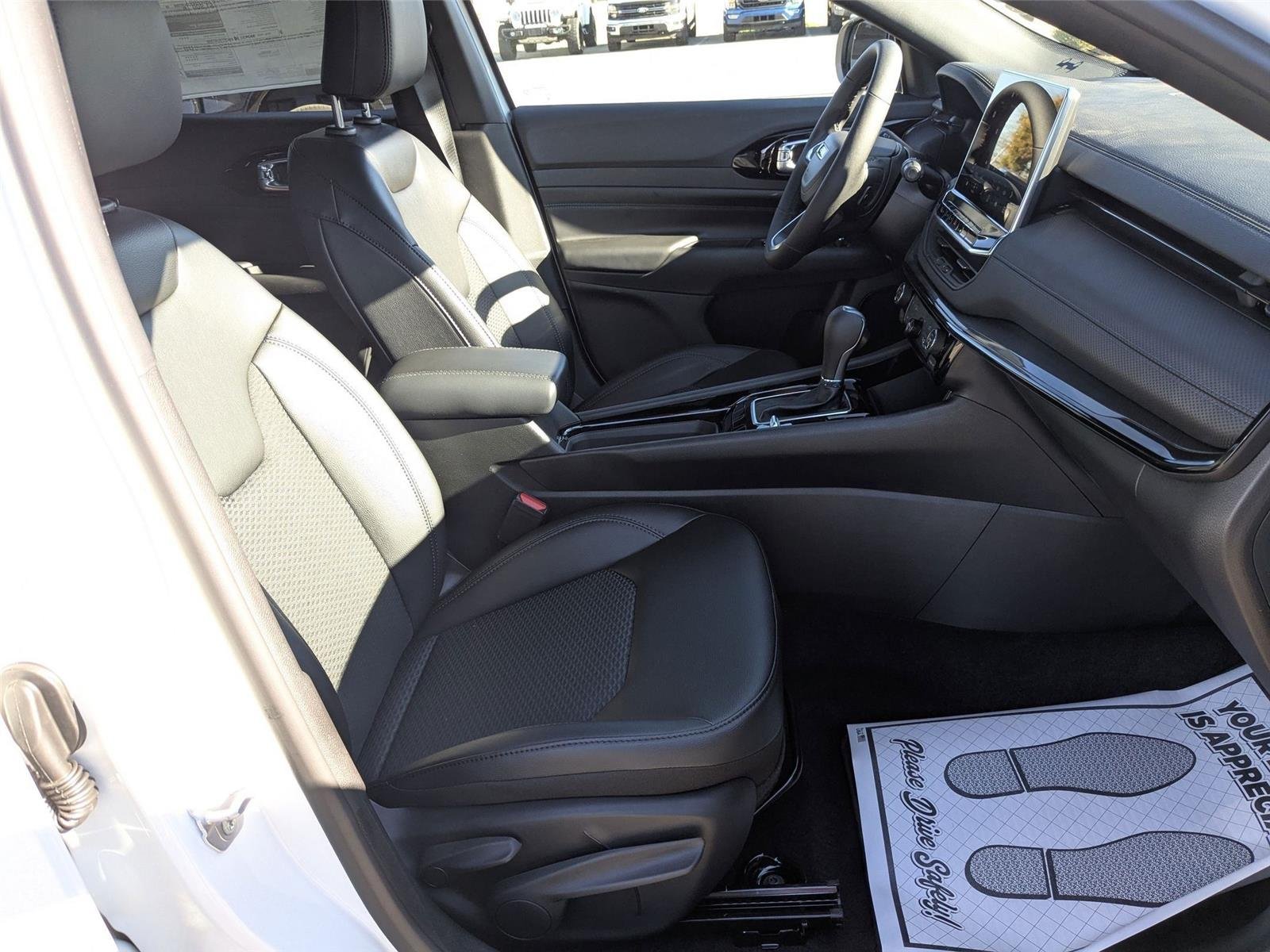 New 2026 Bright White Clear-Coat Exterior Paint Jeep Latitude Altitude image 34