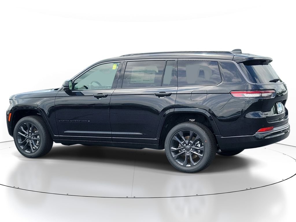 New 2026 Diamond Black Crystal Pearl-Coat Exterior Paint Jeep Limited image 3