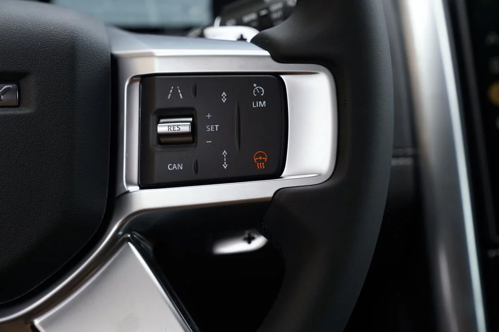 New 2026 Santorini Black Land Rover Dynamic SE image 17