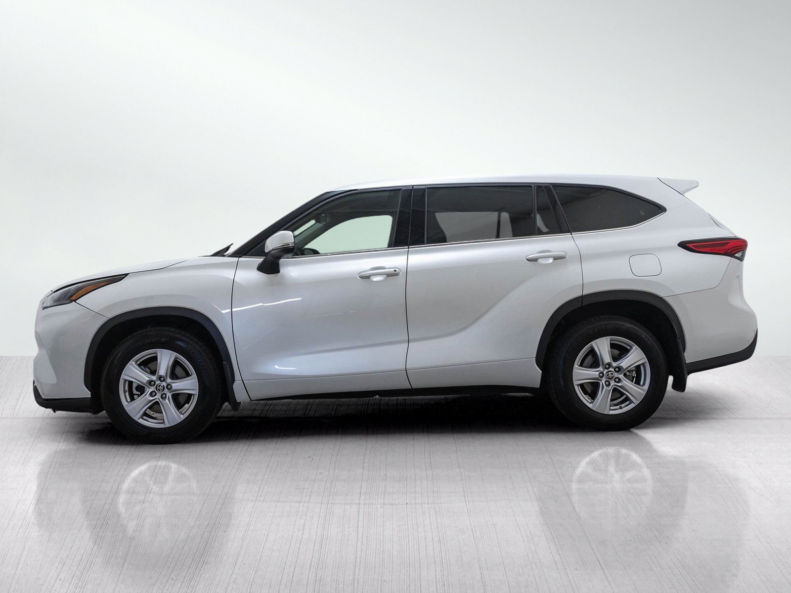 Used 2022 Pearl Toyota LE image 3