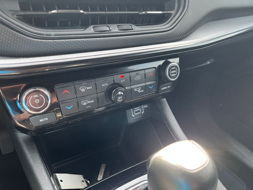 Used 2025 Bright White Clearcoat Jeep Trailhawk image 19