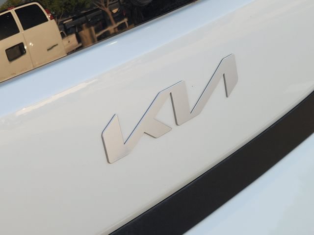 Used 2022 White Kia LX image 9
