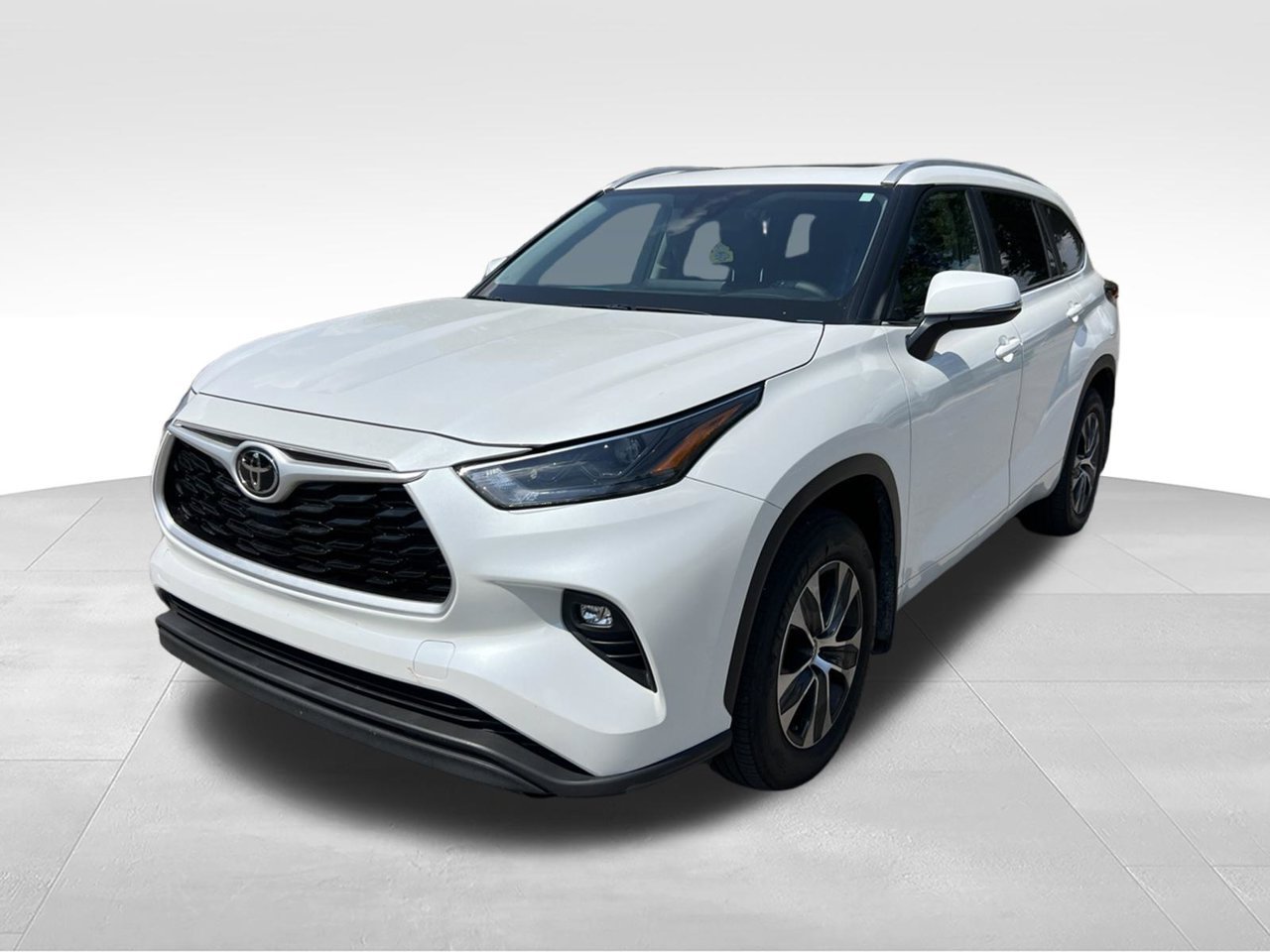 Used 2026  Toyota XLE image 1