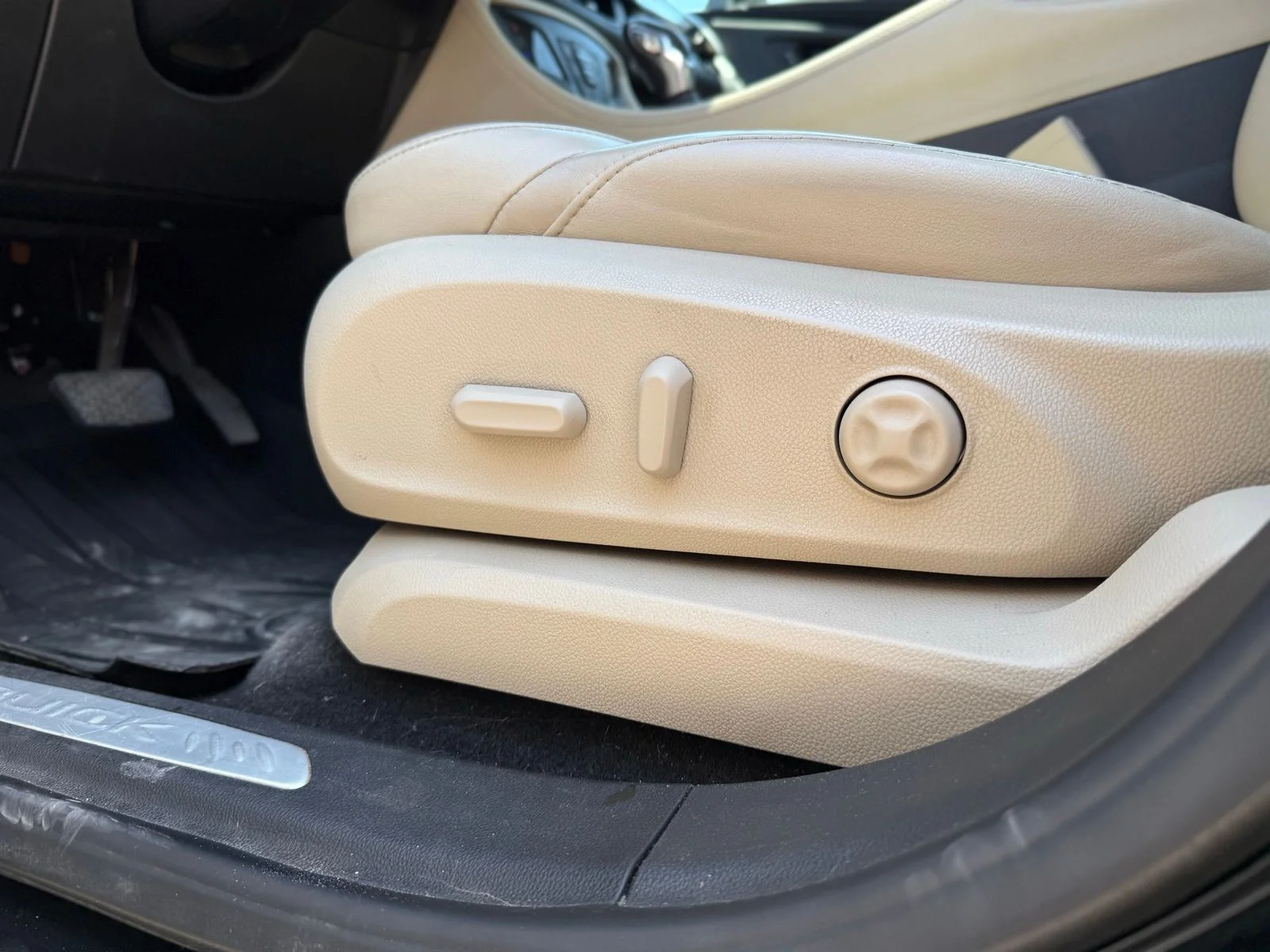 Used 2020 Black Buick Essence image 26