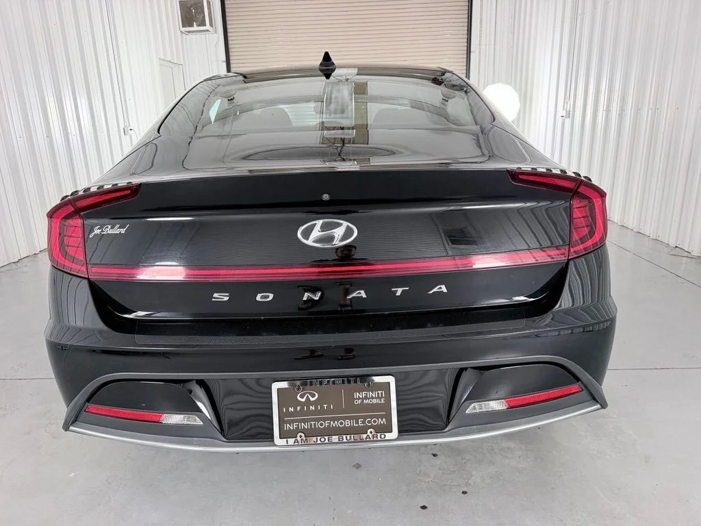 Used 2021 Black Hyundai SE image 6