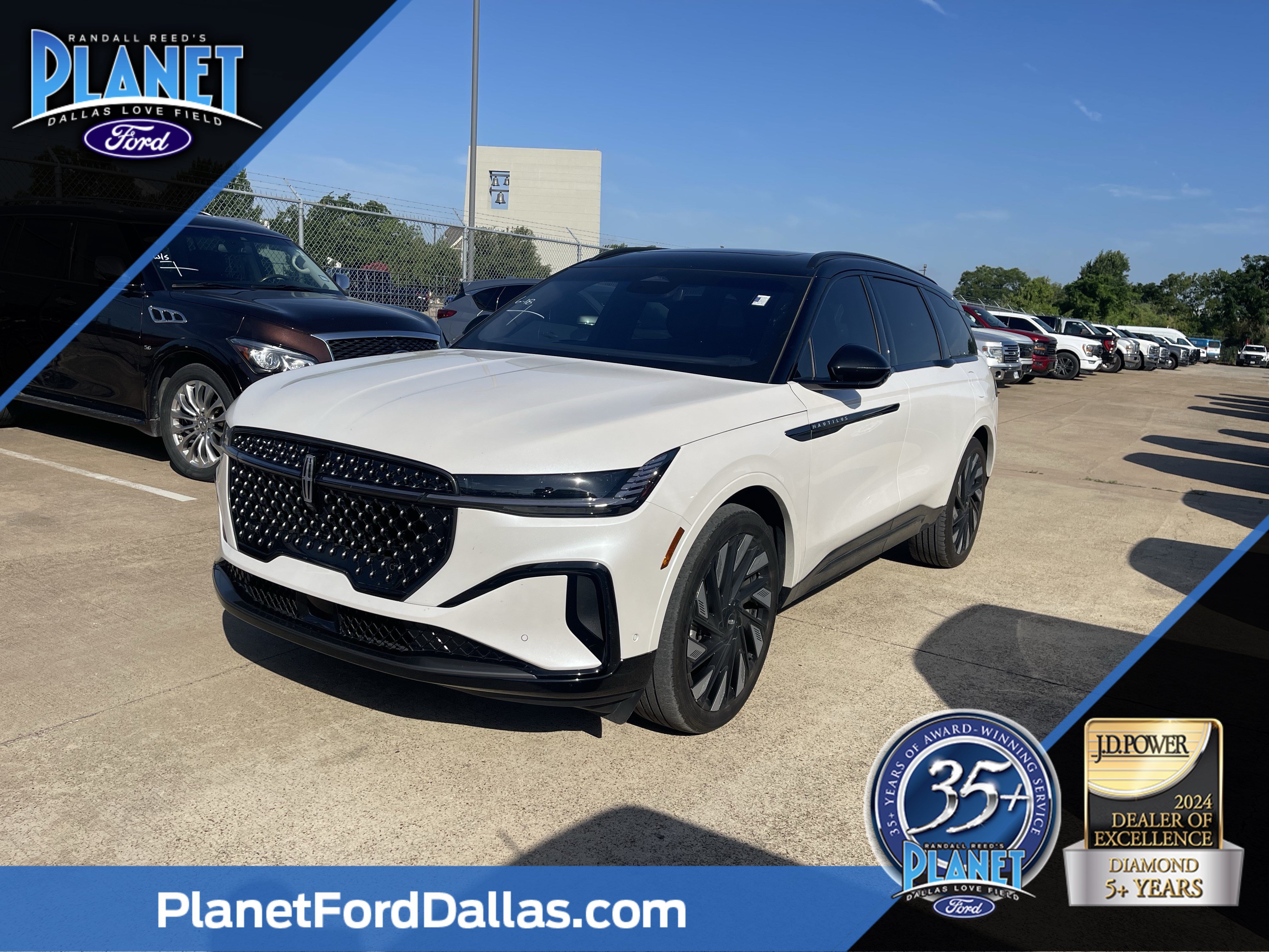 Used 2024 White Platinum Clearcoat Metallic Lincoln Reserve image 1