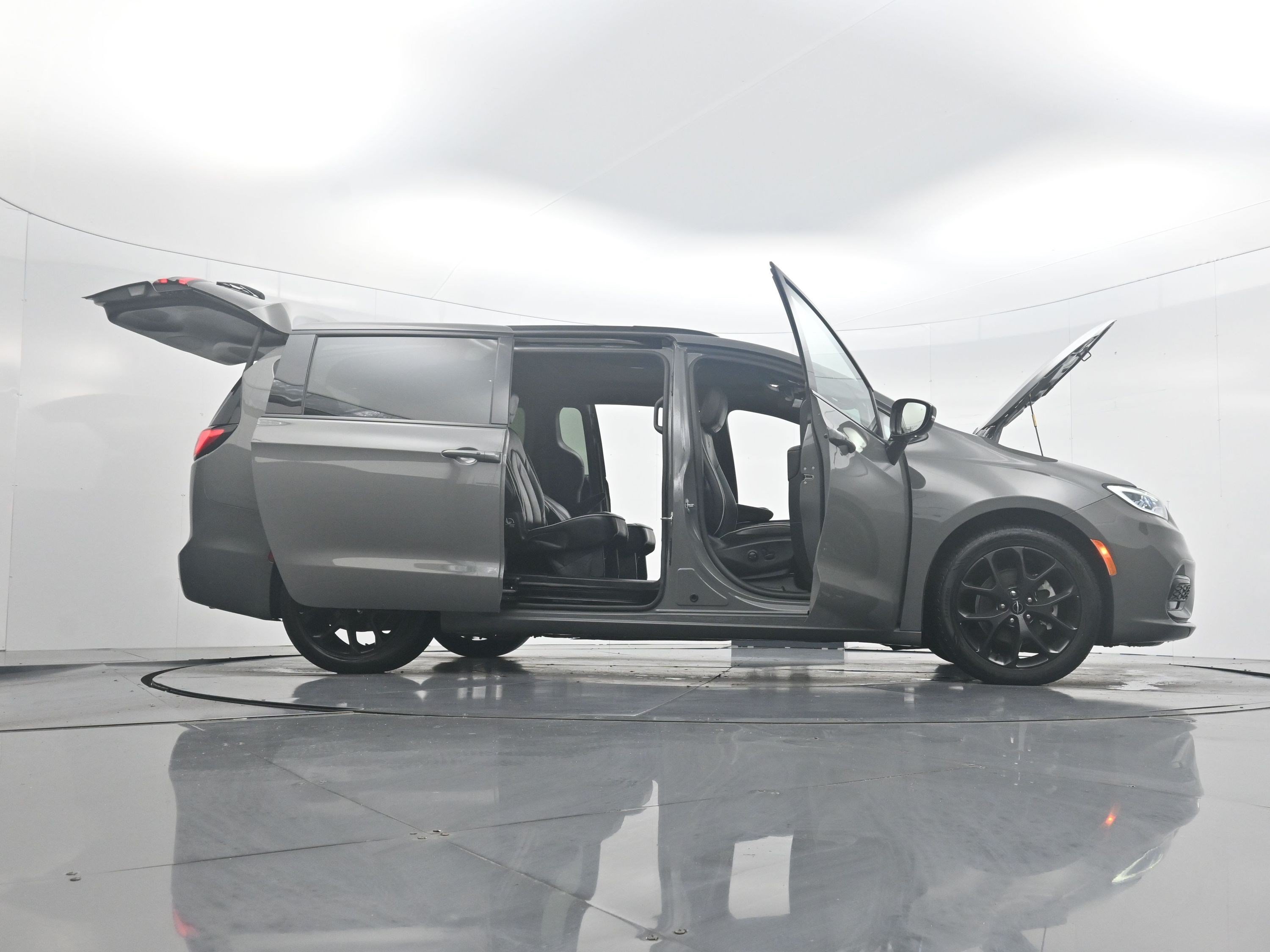 Used 2025 Ceramic Gray Clearcoat Chrysler Limited image 37