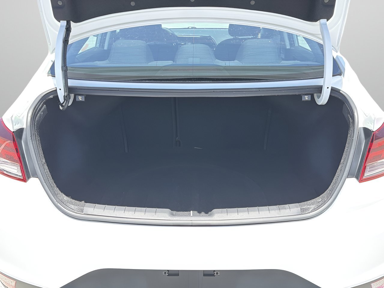 Used 2020 Quartz White Pearl Hyundai SE image 8