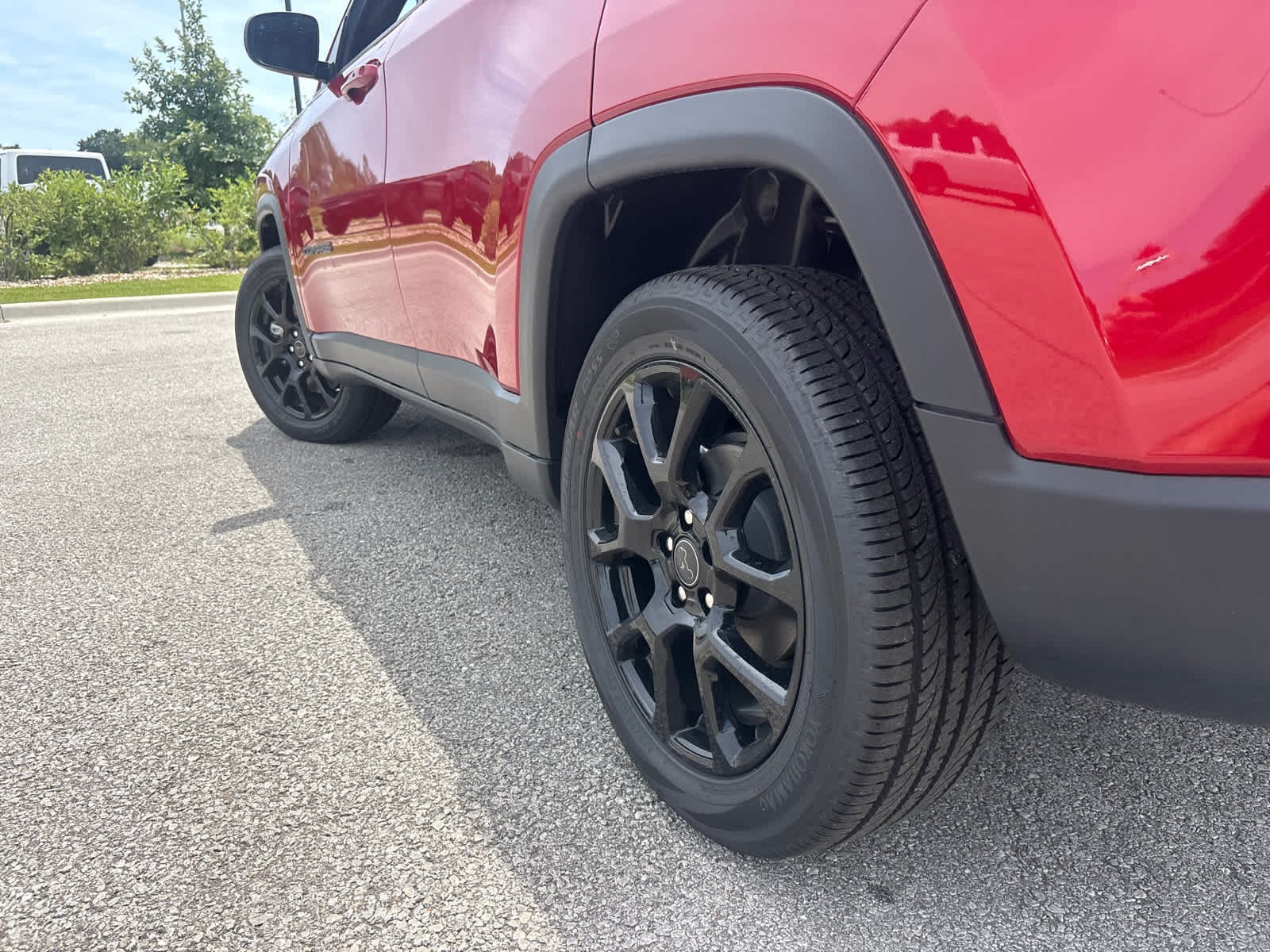New 2026 Red Hot Pearl-Coat Exterior Paint Jeep Latitude image 6