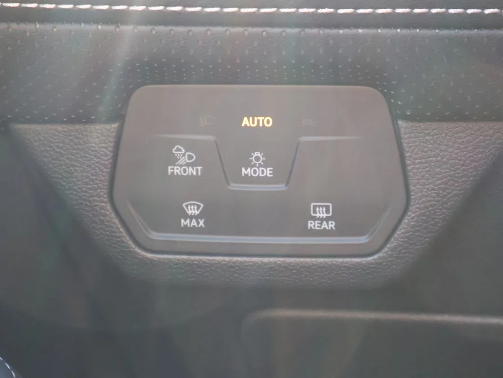 New 2026 White Volkswagen 2.0T SE w/Technology image 37