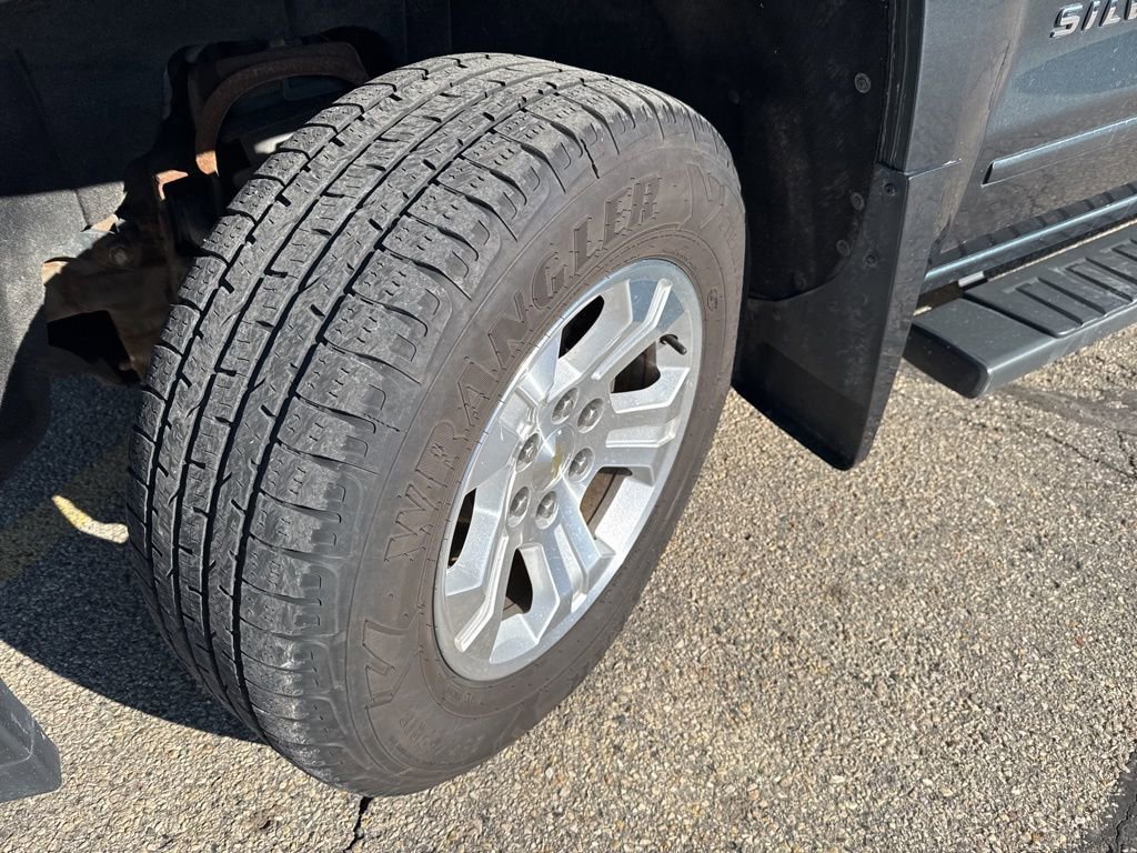 Used 2018 Chevrolet Silverado 1500 LT with VIN 1GCVKREC4JZ261684 for sale in Watertown, WI