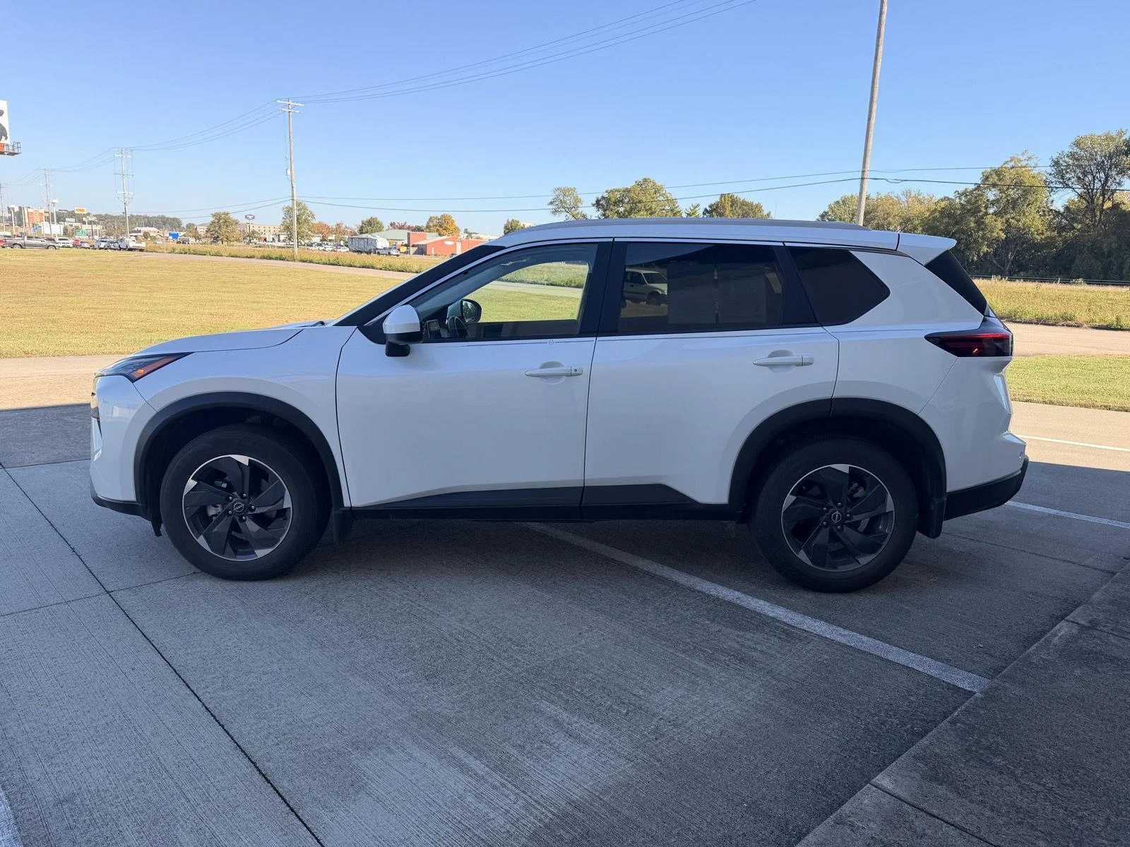 Certified Used 2024 Everest White Pearl Nissan SV image 4