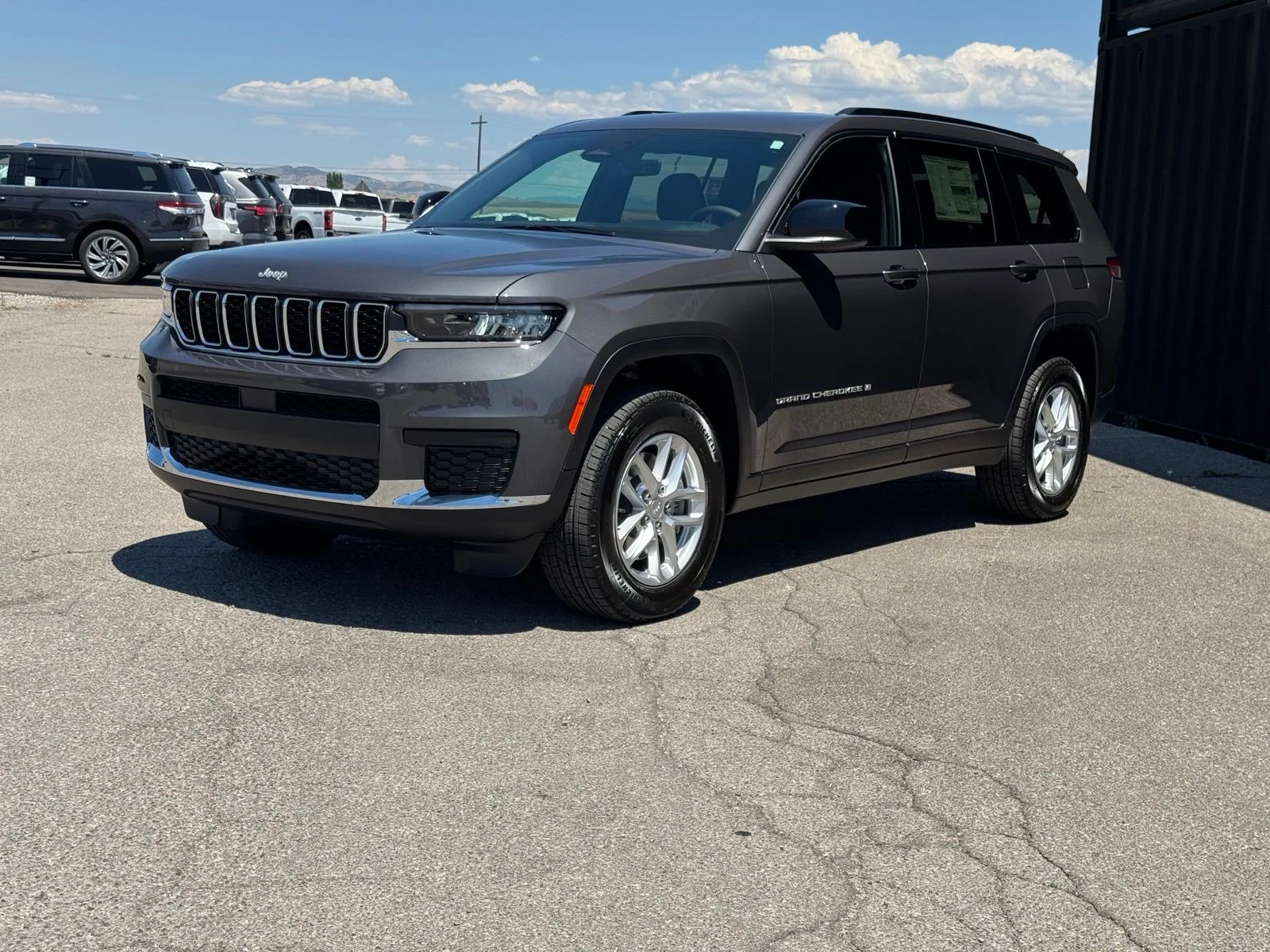 New 2026 Baltic Gray Metallic Clear-Coat Exterior Paint Jeep Laredo X image 12