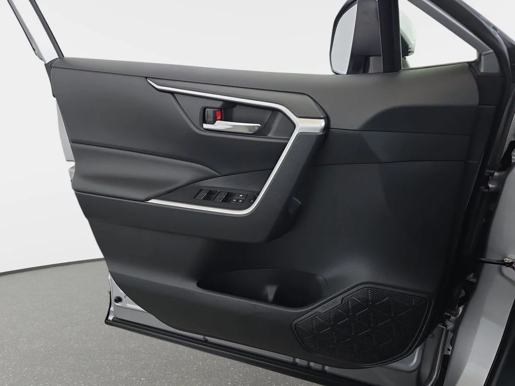 Used 2019 Silver Toyota XLE Premium image 28