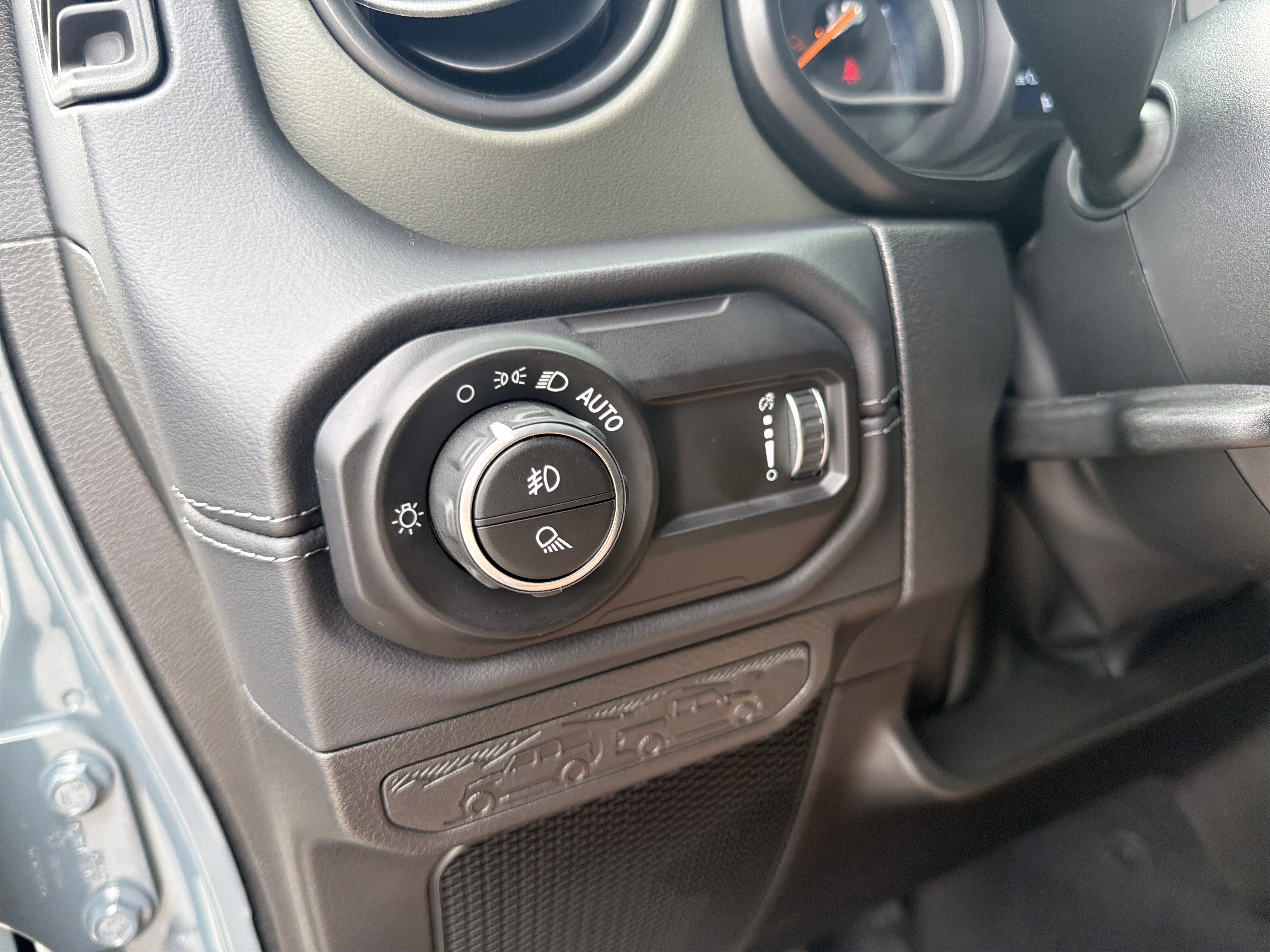Used 2025 Anvil Clearcoat Jeep Mojave image 13