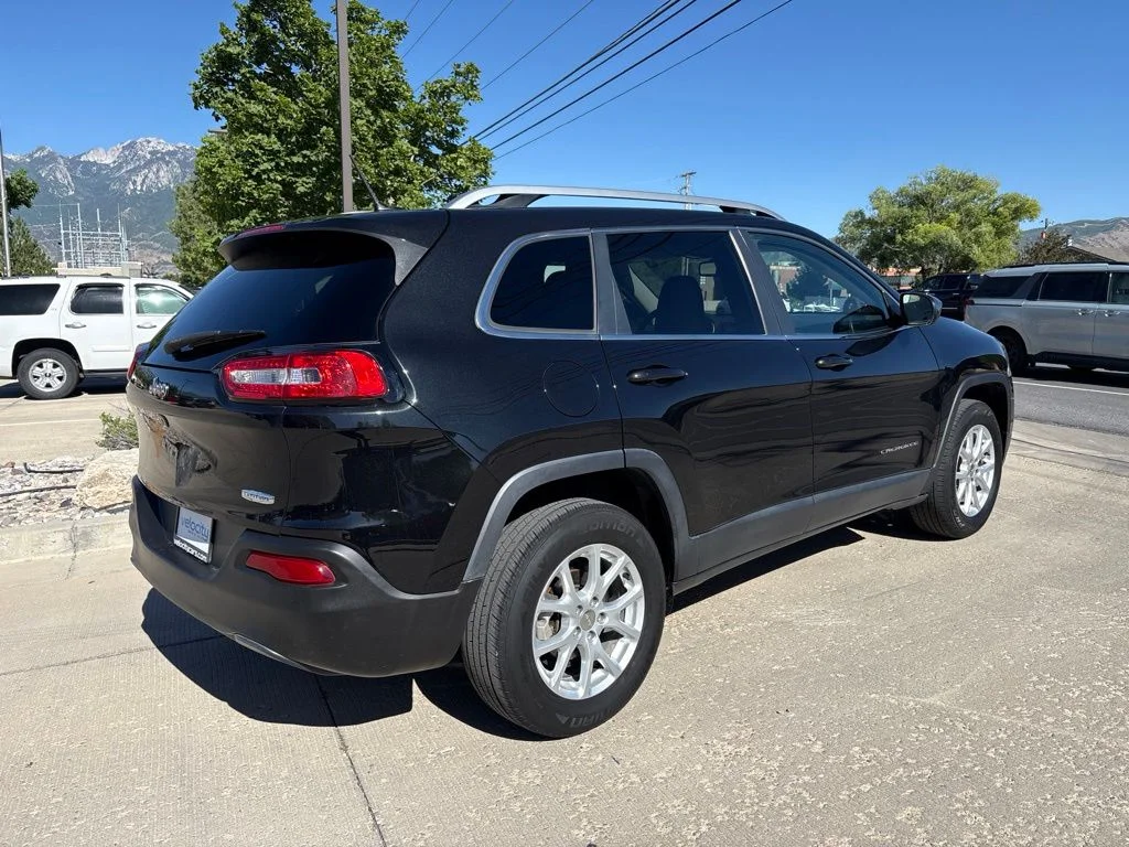 Used 2016 Black Jeep Latitude image 4