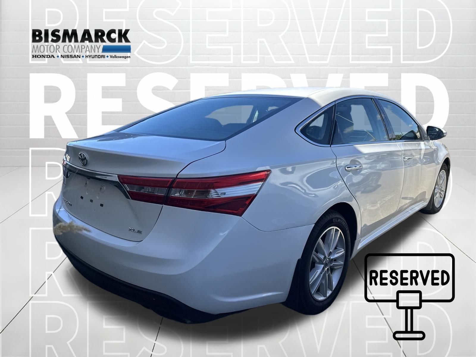 Used 2014 White Toyota XLE image 3