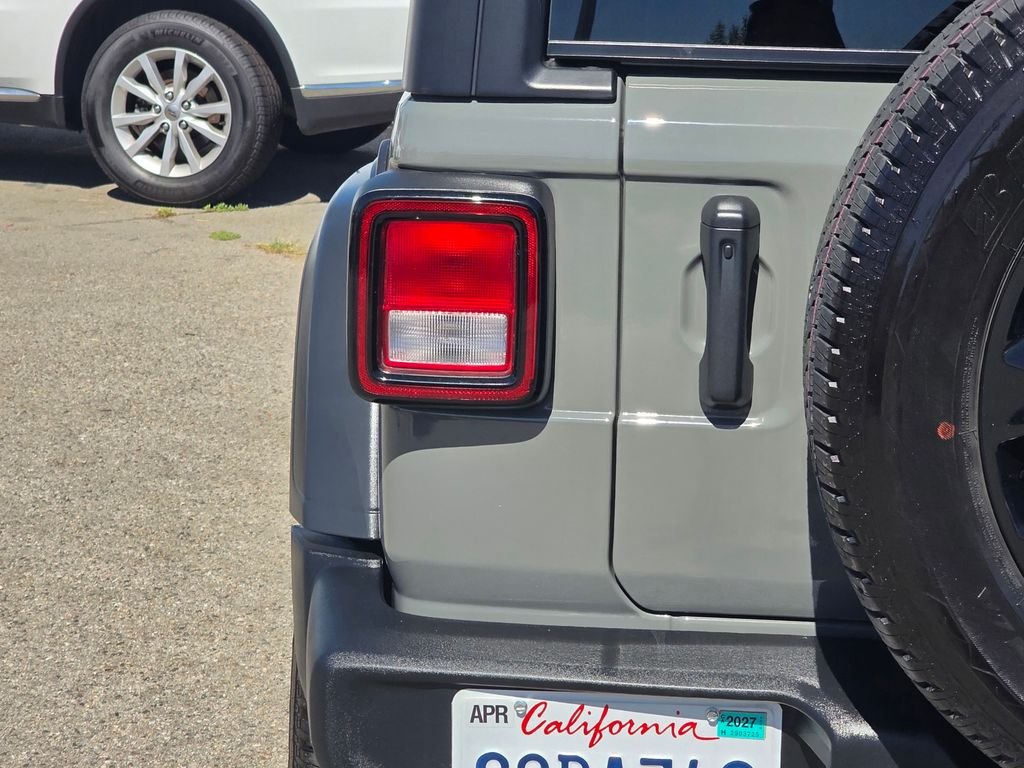 Used 2023 Gray Jeep Sport S image 8