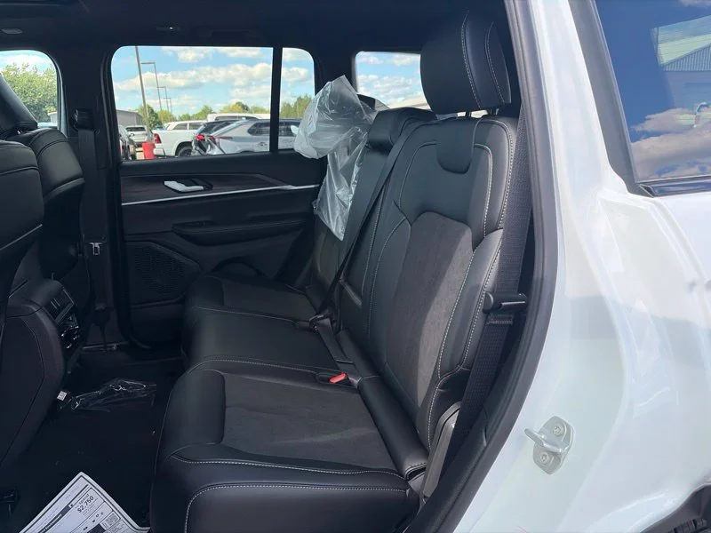 New 2026 Bright White Clear-Coat Exterior Paint Jeep Altitude image 12
