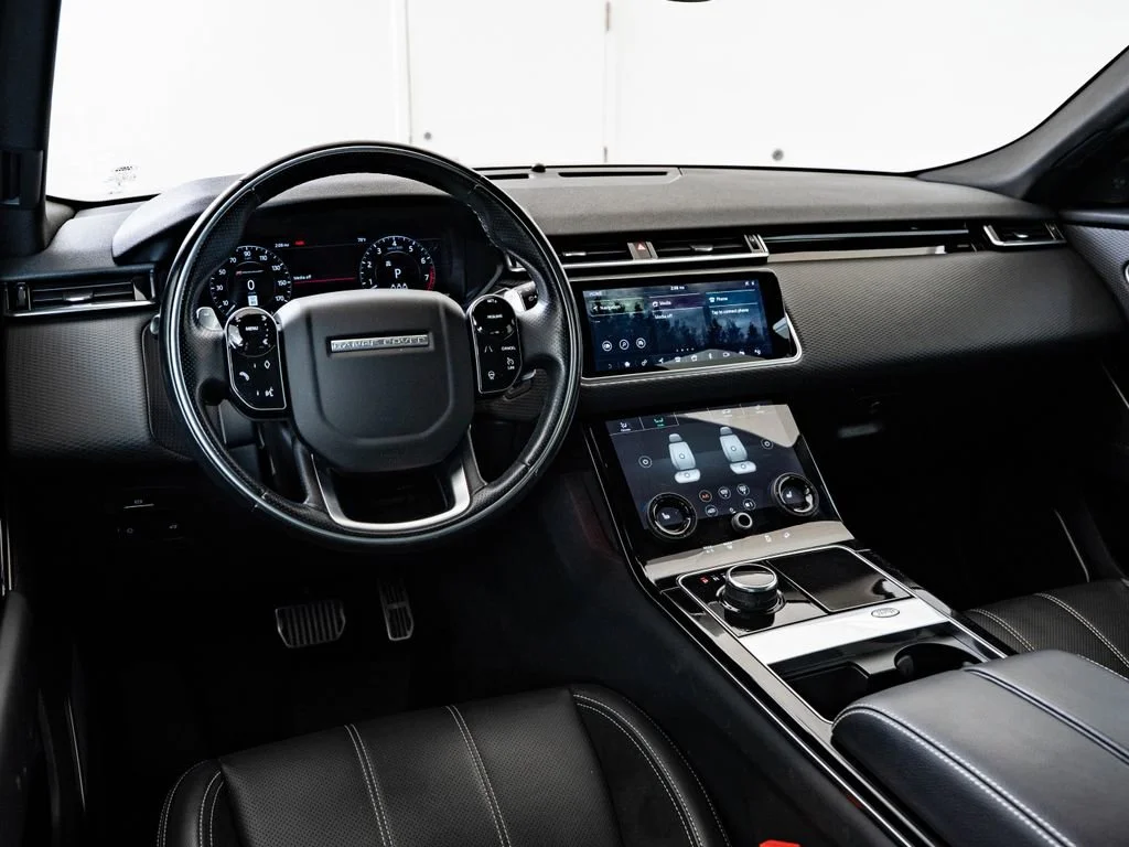 Used 2019 Santorini Black Metallic Land Rover R-Dynamic SE image 4