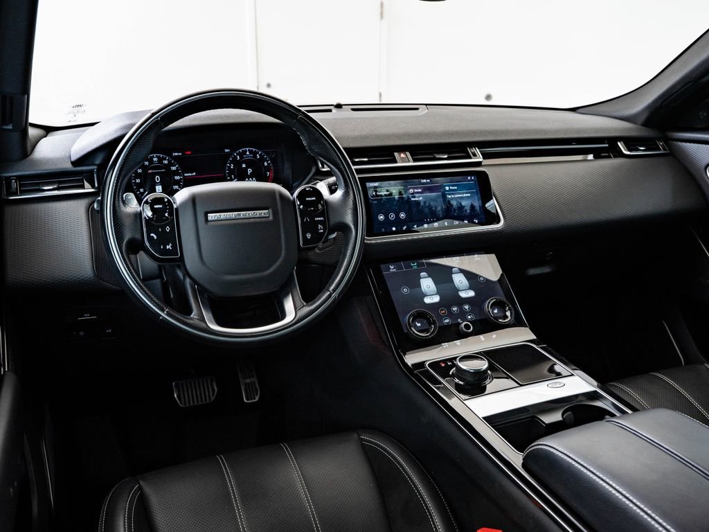 Used 2019 Santorini Black Metallic Land Rover R-Dynamic SE image 4