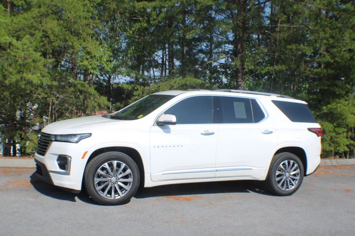 Used 2023 Iridescent Pearl Tricoat Chevrolet Premier image 4