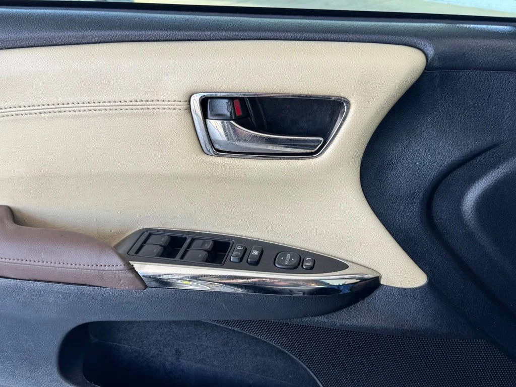 Used 2015  Toyota XLE Premium image 33