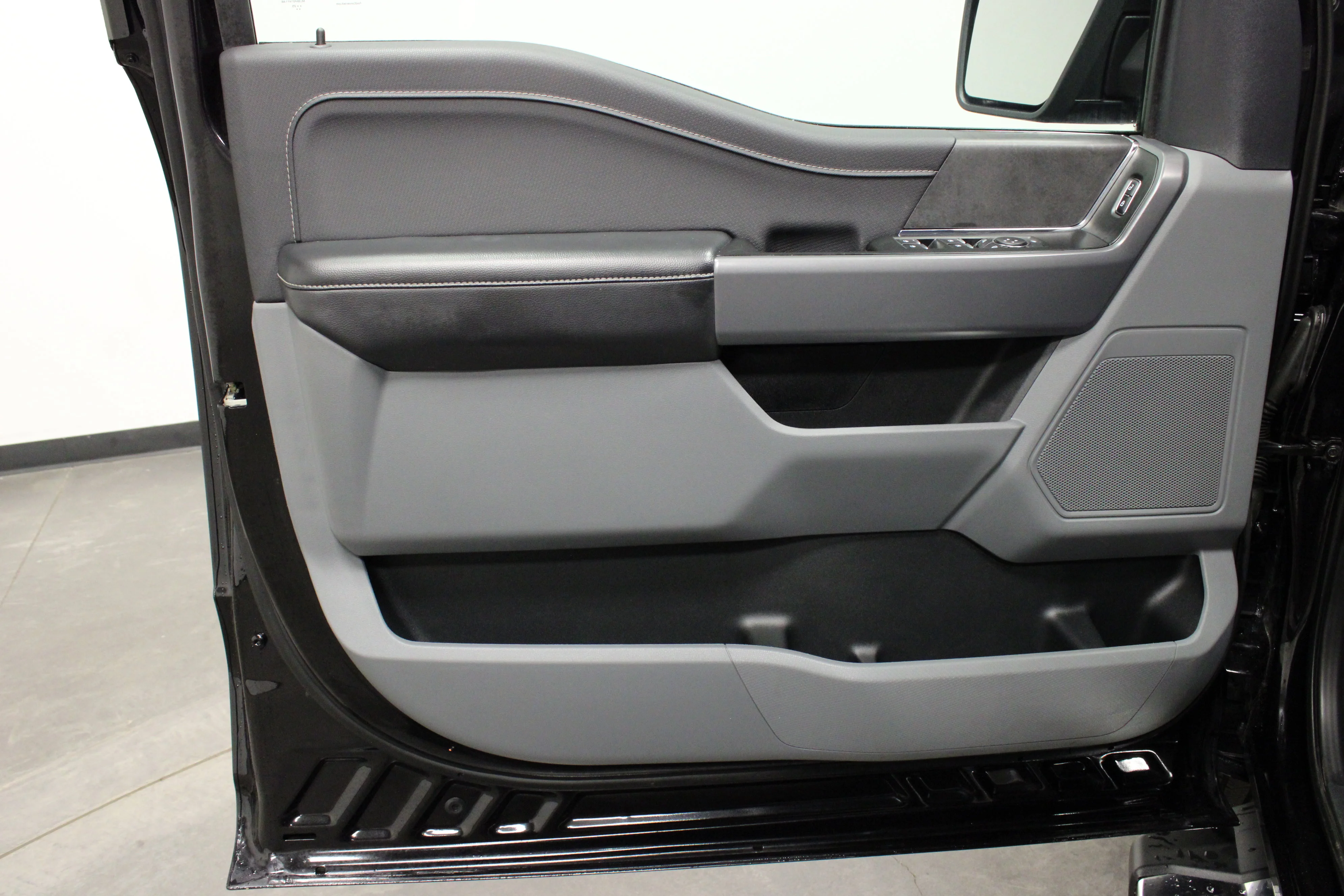 Used 2025 Agate Black Metallic Ford XLT image 19