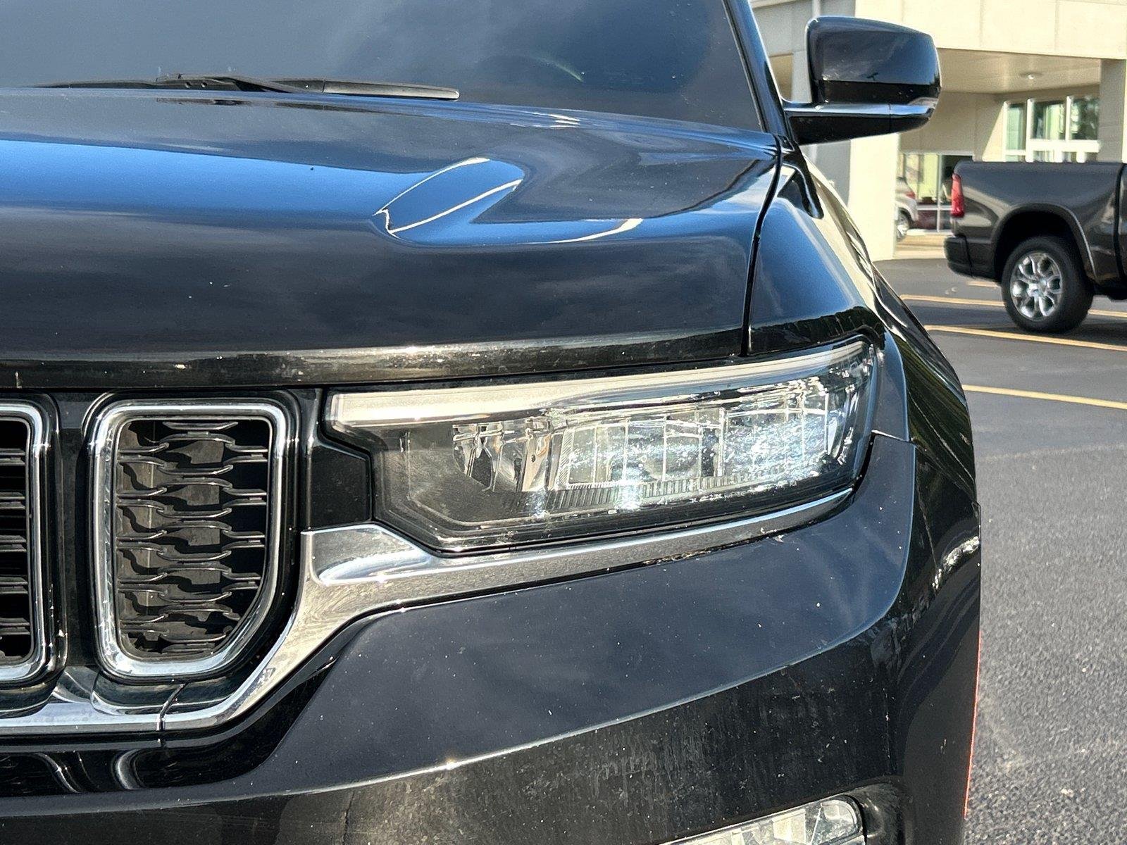 Used 2024 Diamond Black Crystal Pearlcoat Jeep Limited image 13