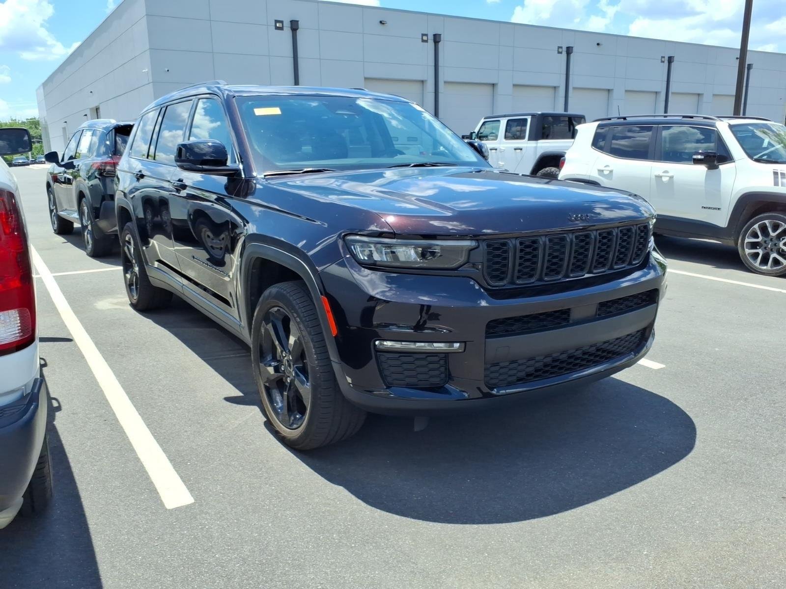 Used 2022 Ember Pearlcoat Jeep Limited image 6