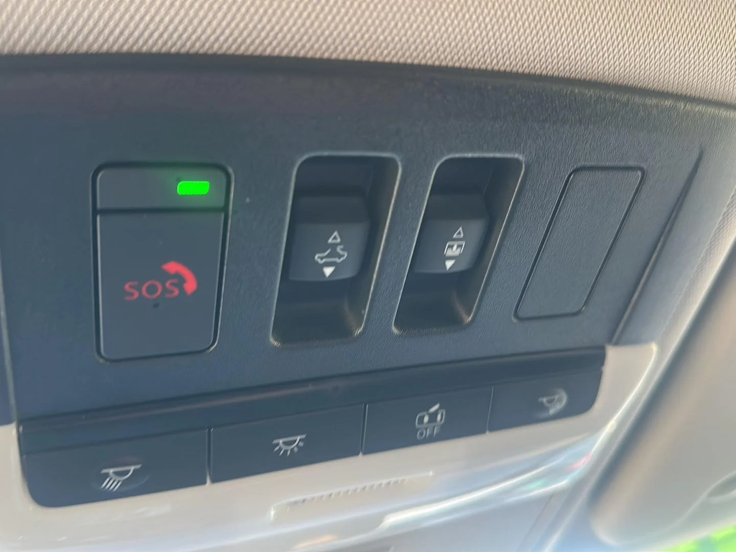 Used 2024 White Diamond Mitsubishi SEL image 29