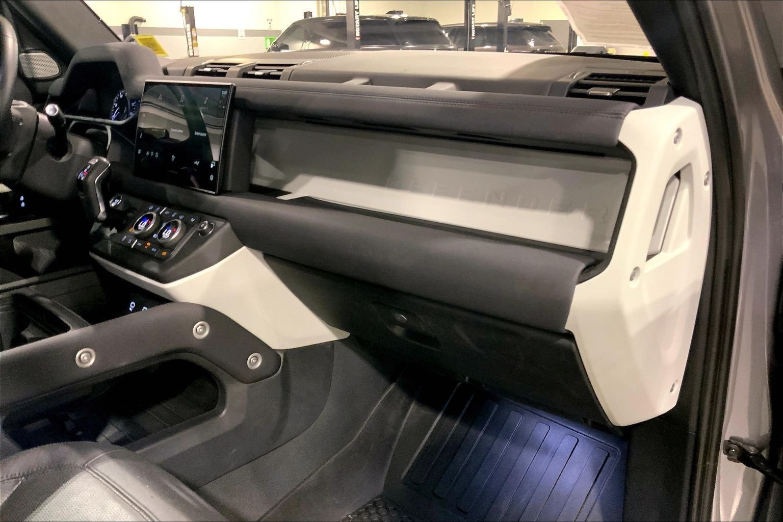 Used 2023 Eiger Gray Metallic Land Rover SE image 18