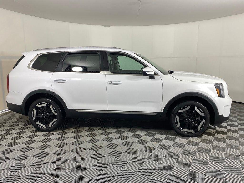 Used 2025 White Pearl Kia S image 11