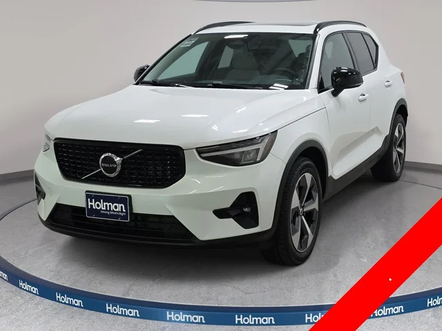 2023 Volvo XC40 B5 Plus Dark Theme