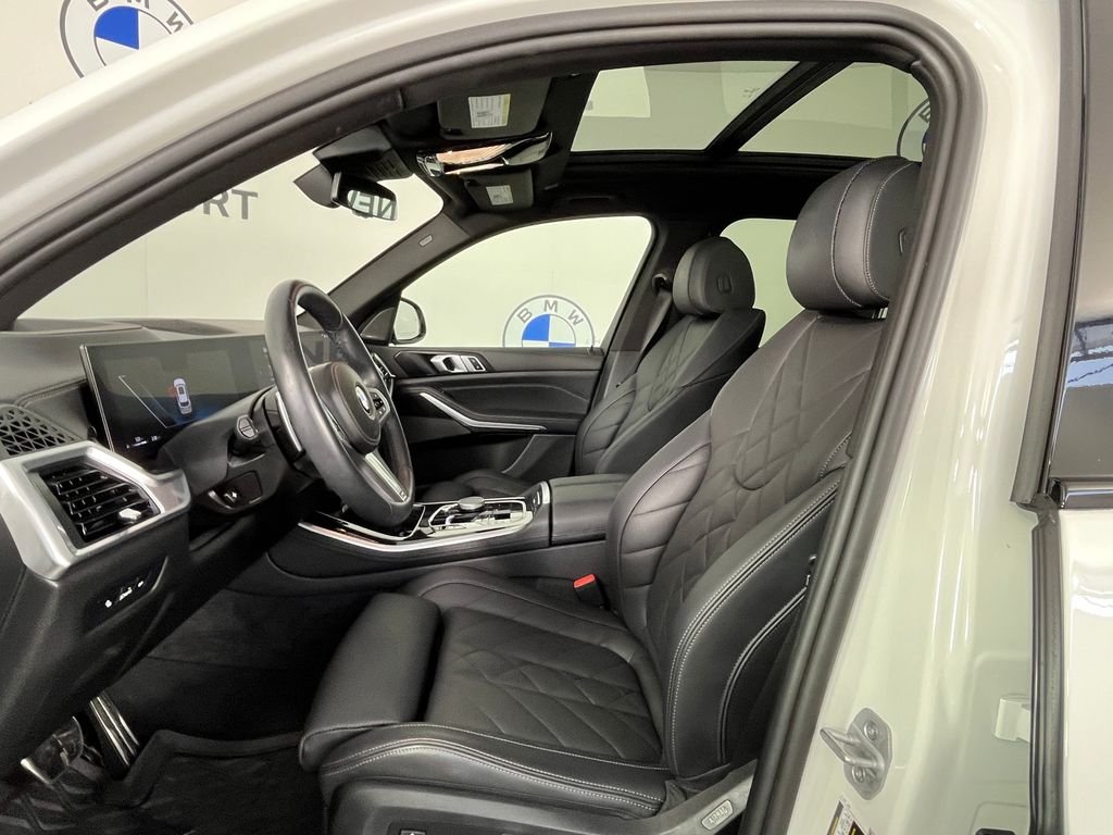 Used 2025 White BMW xDrive40i image 12