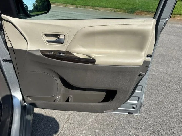 Used 2019 Silver Toyota XLE image 9