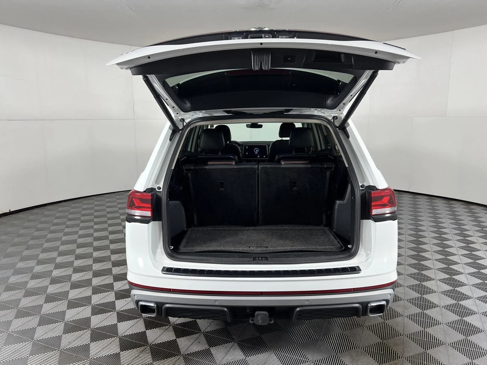 Used 2024 Pure White Volkswagen 2.0T Peak Edition SE w/Technology image 17