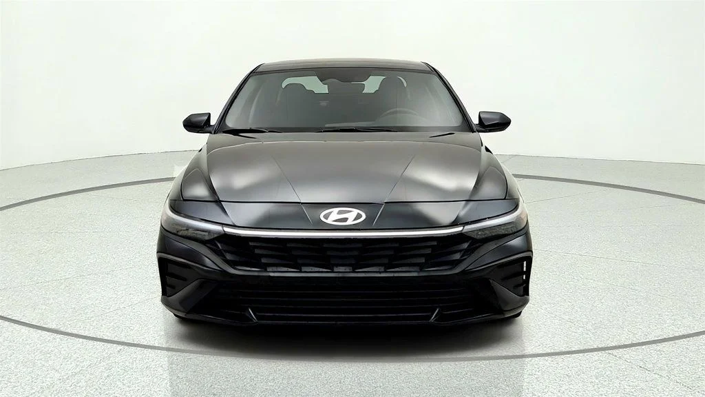 Used 2025 Abyss Black Hyundai SE IVT image 2