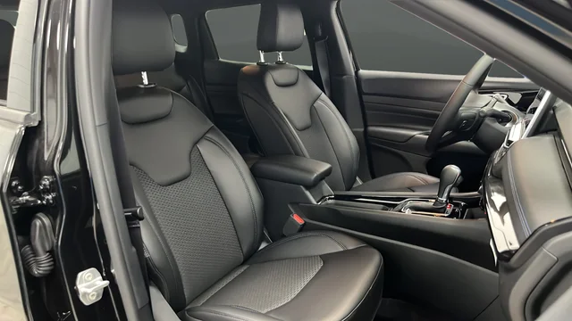 New 2026 Diamond Black Crystal Pearl-Coat Exterior Paint Jeep Latitude image 23