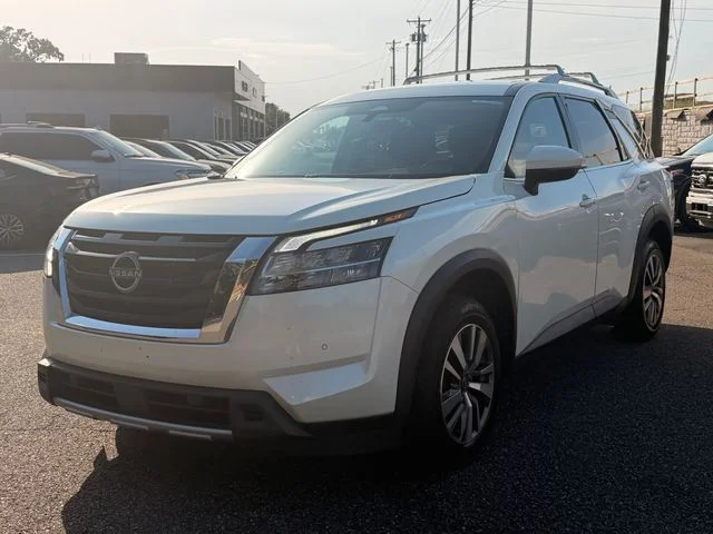 Used 2023 Pearl White Nissan SL image 9