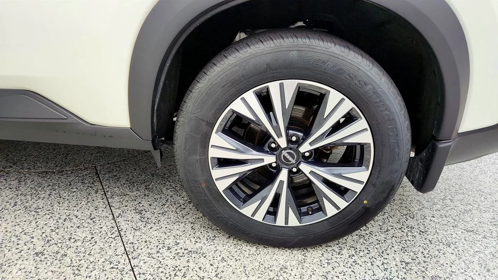 Used 2023 Pearl White Tricoat Nissan FWD SV image 9