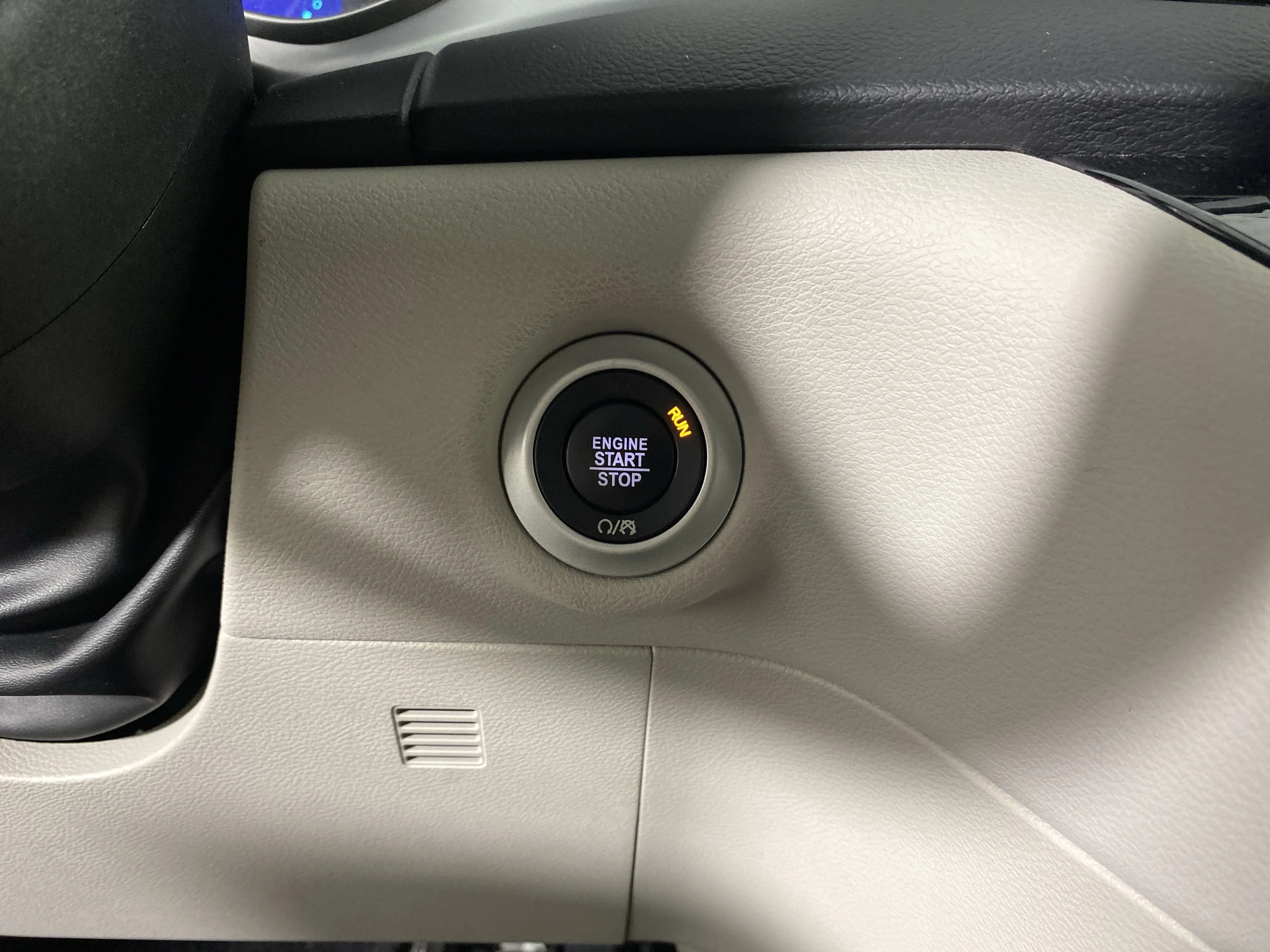 Used 2018 Bright White Clearcoat Chrysler Hybrid Touring Plus image 24