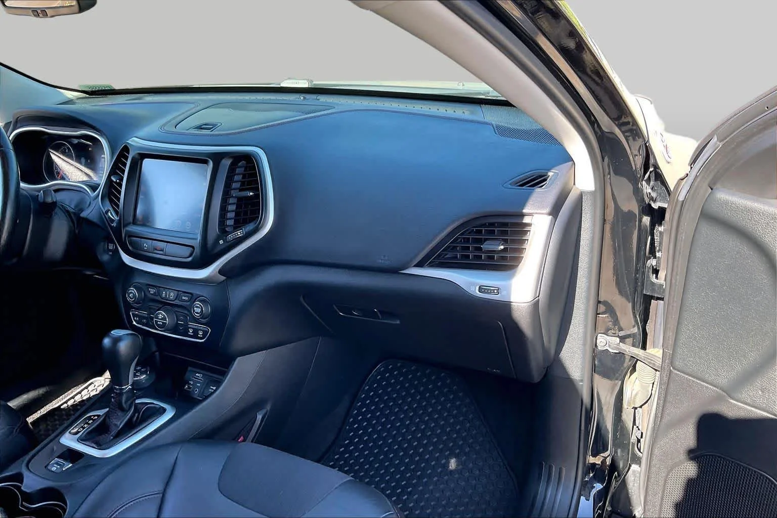Used 2018 Diamond Black Crystal Pearlcoat Jeep Trailhawk image 18