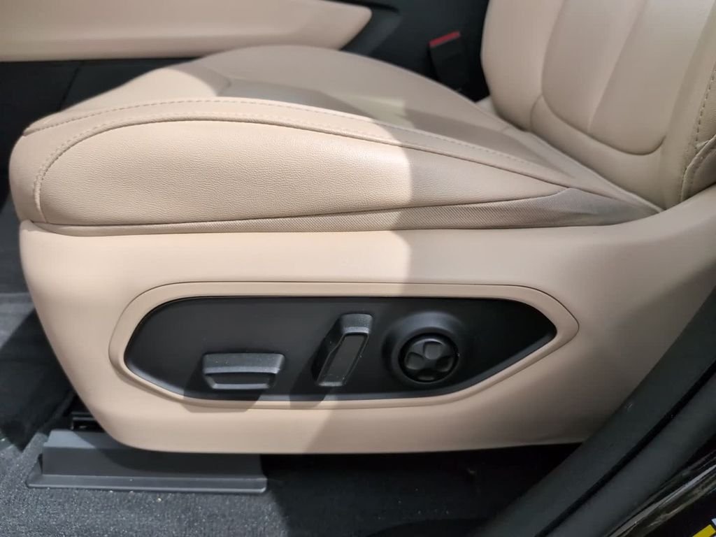 Used 2024  Jeep Limited image 16