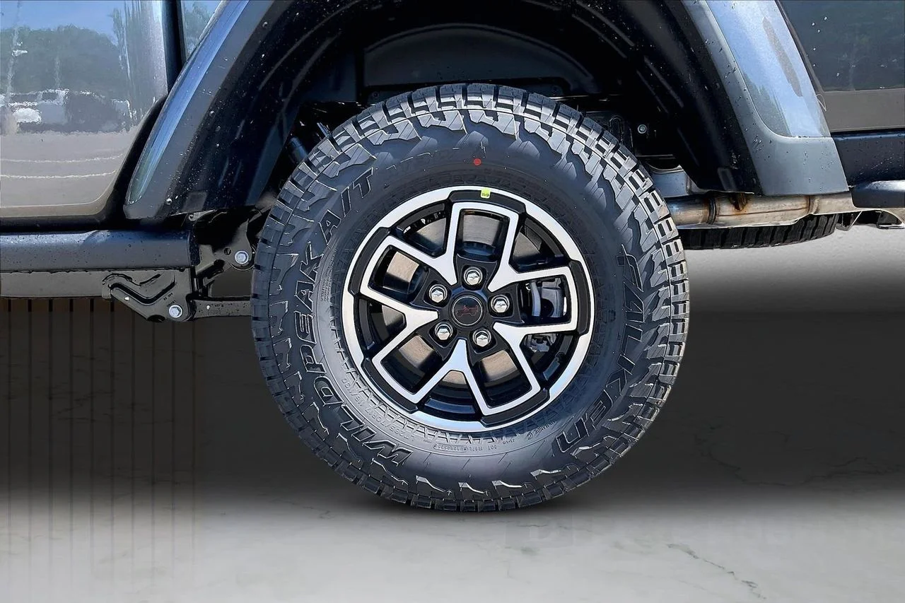 New 2026 Granite Crystal Metallic Clear-Coat Exterior Paint Jeep Rubicon X image 30